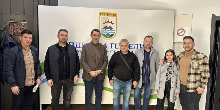 Средба на градоначалникот Сарамандов со основачите на Пинг-понг клубот „Гевдион“