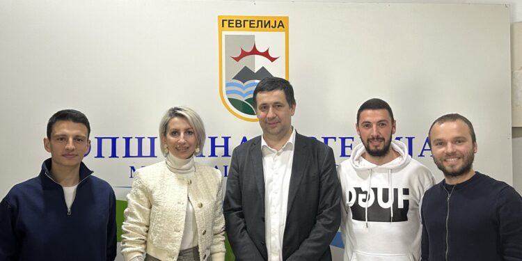 Средба на градоначалникот Сарамандов со претседателката на Атлетската Федерација, Војнеска Зикова