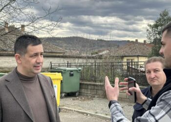 Доставени контејнери и канти за селекција на отпадот во Миравци и Негорци