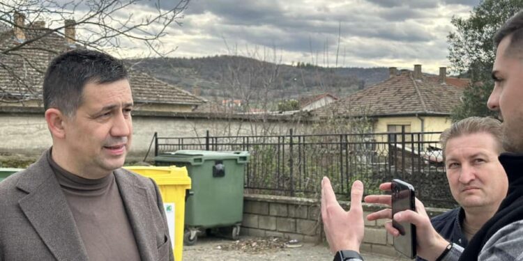 Доставени контејнери и канти за селекција на отпадот во Миравци и Негорци