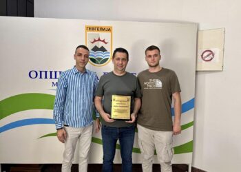 Благодарност од матурантите го градоначалникот Сарамандов