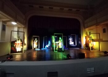 „Од пастел, облекло“: Невообичаено патување во минатото низ живи, подвижни скулптури