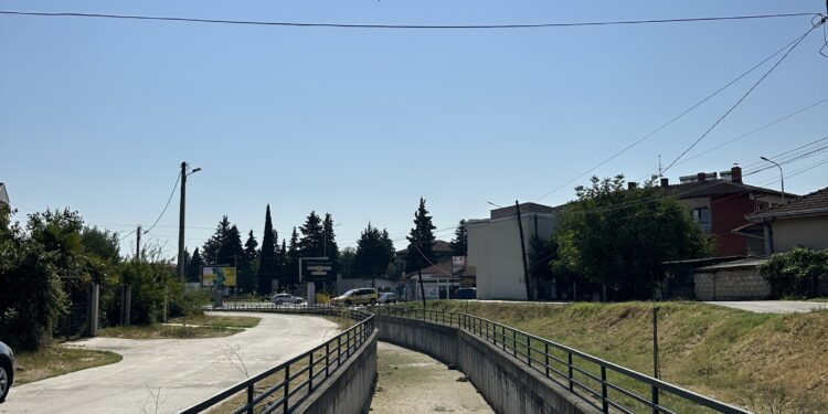 Обновена оградата долж каналот „Рауљ“