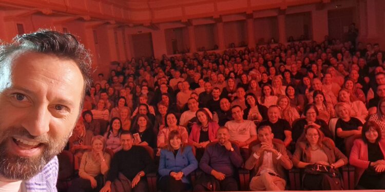 „Широк дијафазон“ на Сашко Коцев и болењето стомак од смеење