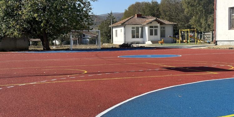 Реконструирано спортското игралиште во дворот на Подрачното училиште во Моин