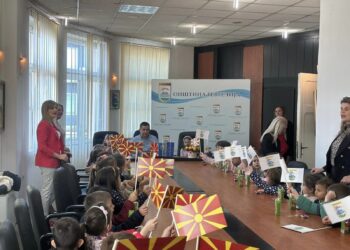 Честитка од дечињата во ЈОУДГ „Детска радост“- Гевгелија за градоначалникот Сарамандов по повод Општинскиот празник