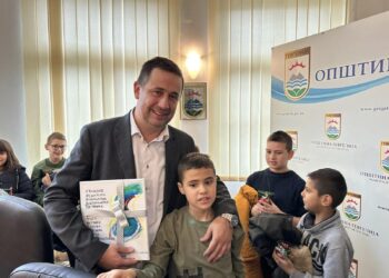 Со помош на Градоначалникот, успешно усвоена наставната единица „Запознај ја Локалната самоуправа“