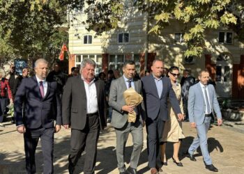 Положено цвеќе пред спомен-обележјата во Гевгелија; Учениците со дефиле и песни за Гевгелија и Македонија го честитаа денешниот празник 7 Ноември