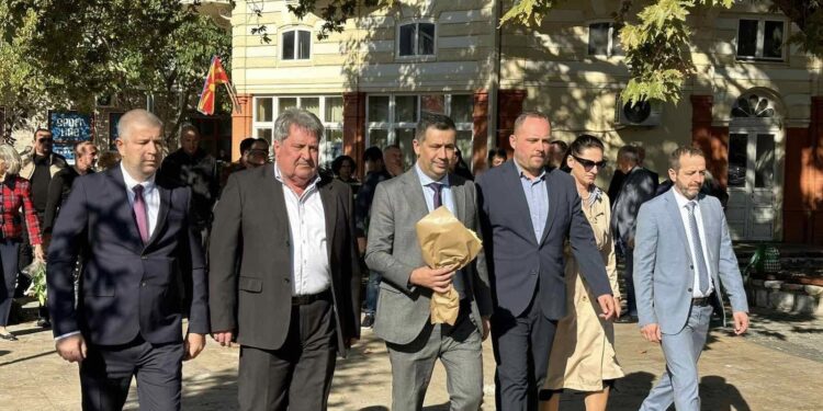 Положено цвеќе пред спомен-обележјата во Гевгелија; Учениците со дефиле и песни за Гевгелија и Македонија го честитаа денешниот празник 7 Ноември