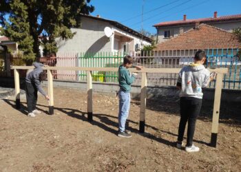 Учениците од ООУ „Владо Кантарџиев“ изработуваат тактилен мурал, звучен ѕид и едукативен панел