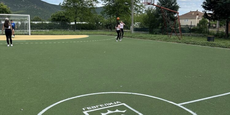 И училишното игралиште во Прдејци доби современи услови за спортување на децата