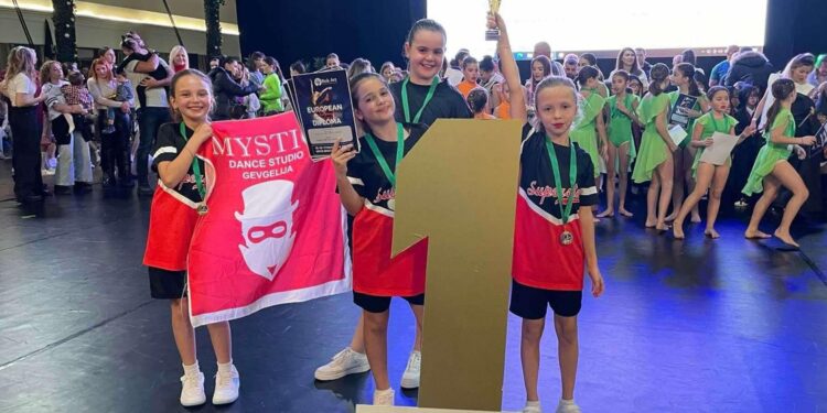 Танцовото студио „Мистик“ направи „растур“ во Романија