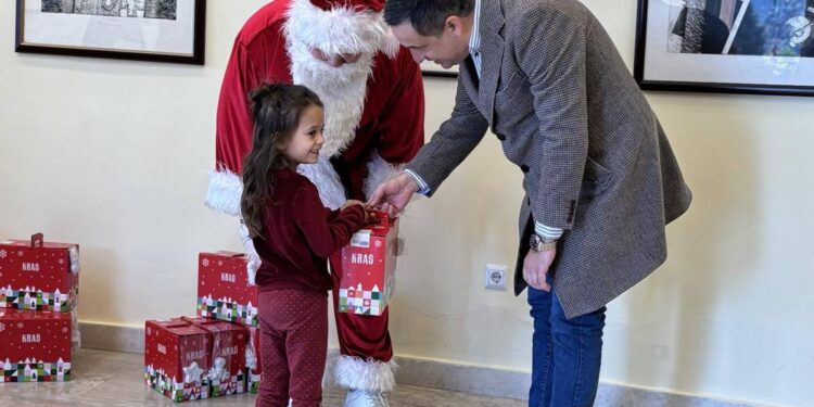 Новогодишни пакетчиња и подароци за децата во социјален ризик