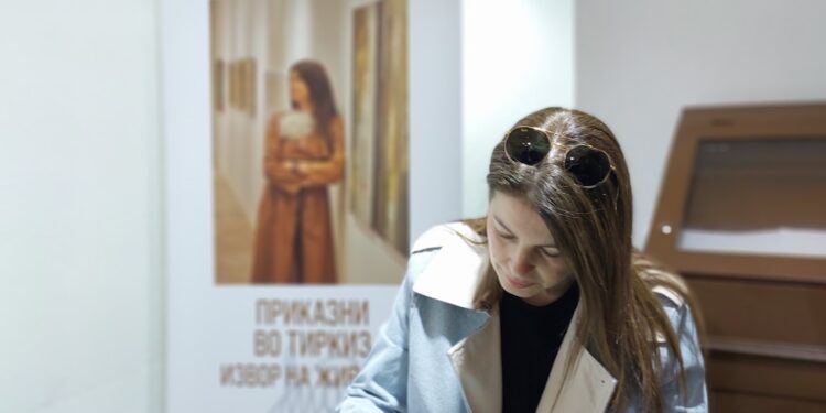 Отворена изложбата на Митевска „Приказни во тиркиз- Извор на животот“ до 20 април