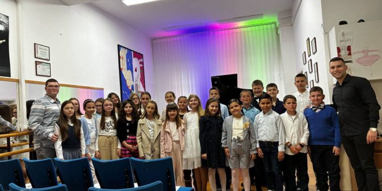 Пијанистите од ООМУ „Васо Карајанов“ го честитаа Велигден со концерт