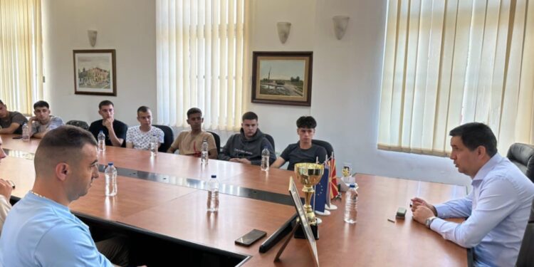 Прваците во фудбал од СОУ „Ј. Јосифовски“ на прием кај градоначалникот Сарамандов