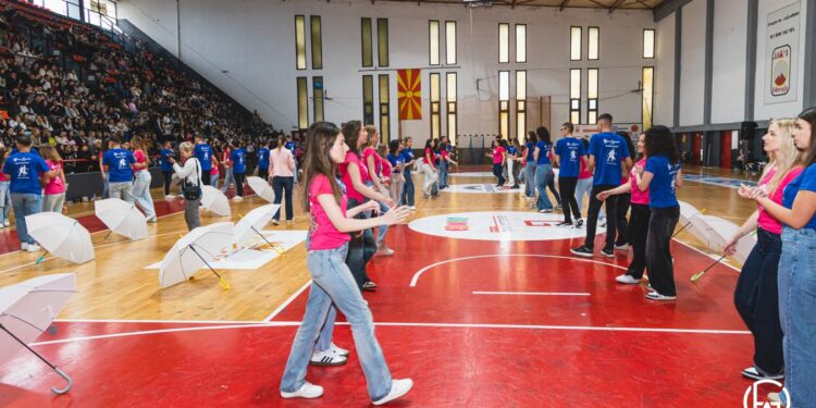 Матурантите од „Јосиф Јосифовски“ со „Квадрил“ се збогуваа од средношколските клупи