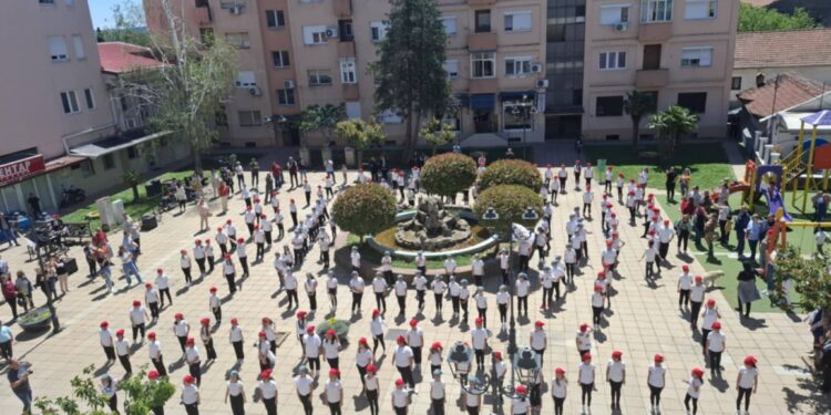 Флешмоб со танц ја раздвижи Гевгелија- одбележан Меѓународниот ден на танцот