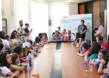 Веселите и распеани калинки на средба со градоначалникот Сарамандов