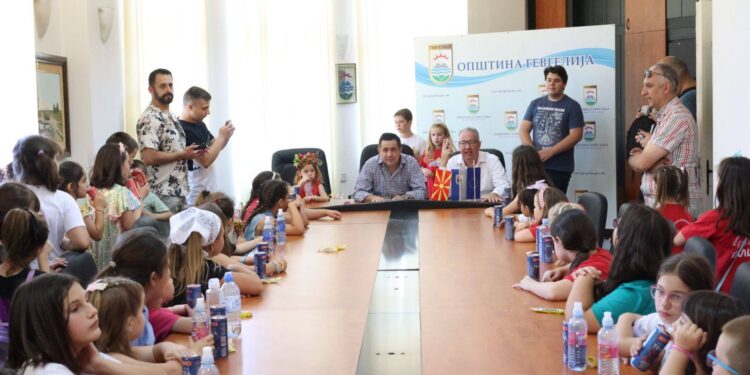 Веселите и распеани калинки на средба со градоначалникот Сарамандов