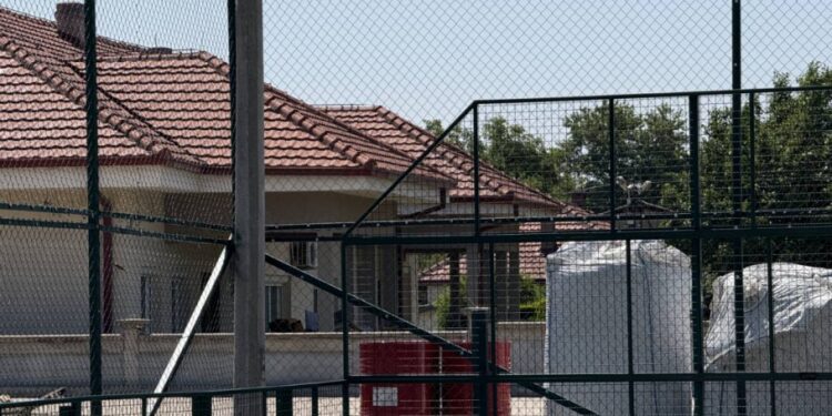 Започна реконструкцијата на спортското игралиште „Елена Костадинова“