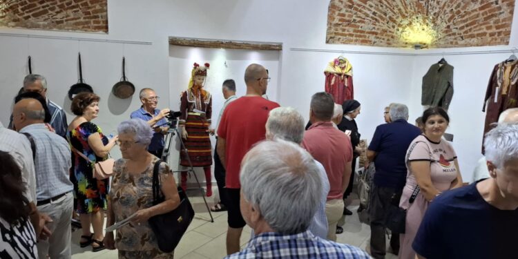 Етнолошката изложба на ЗГ „Миравчка свадба Ѓура Мара“ ги раскажа приказните на предците