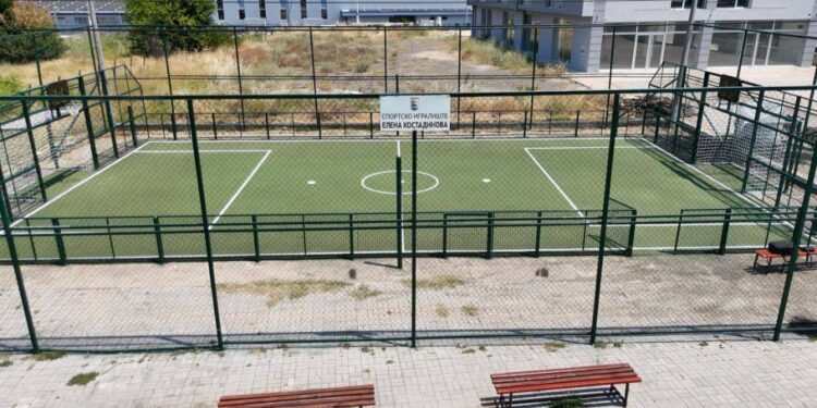 Целосно саниран и модернизиран спортскиот терен- игралиштето „Елена Костадинова“