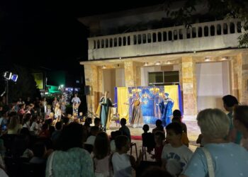 Преку театар до добрина: Патување низ „Царството на другарството“