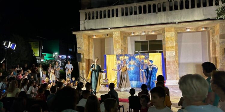 Преку театар до добрина: Патување низ „Царството на другарството“