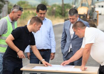 Увид на градоначалникот Сарамандов и министерот Перински во изградбата на улицата „Индустриска“ во „Ракита“