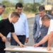Увид на градоначалникот Сарамандов и министерот Перински во изградбата на улицата „Индустриска“ во „Ракита“