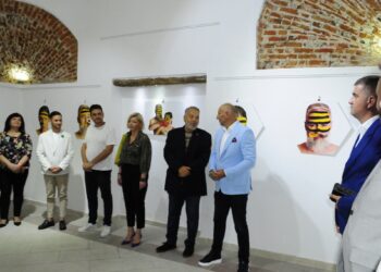 Од Белград во Гевгелија: Изложбата на Цветковиќ „Аpis Art“- шестаголен дијалог помеѓу уметноста и светот