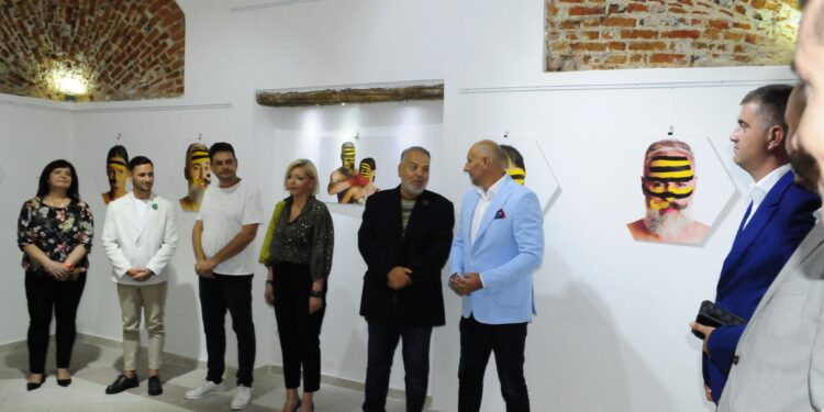 Од Белград во Гевгелија: Изложбата на Цветковиќ „Аpis Art“- шестаголен дијалог помеѓу уметноста и светот