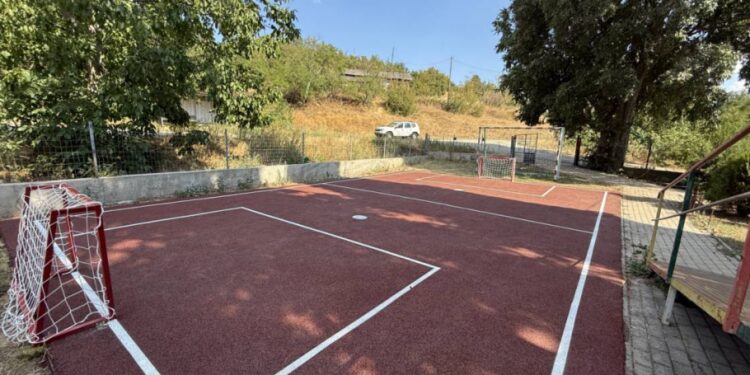 Мини фудбалски терен во дворот на Подрачното училиште во Кованец