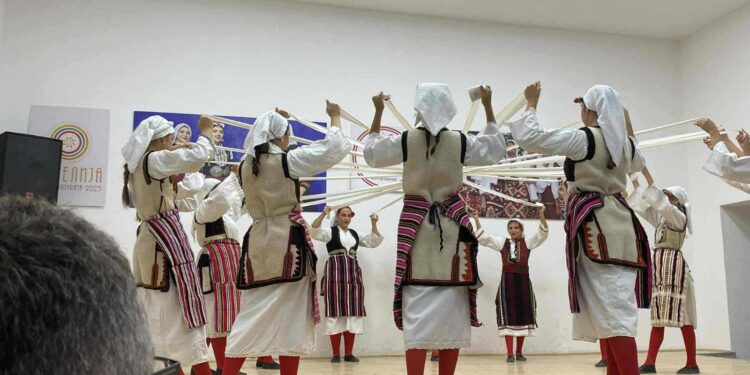 Изградени мостови на пријателство преку оро и песна: Вечерен фолклорен концерт во Богородица