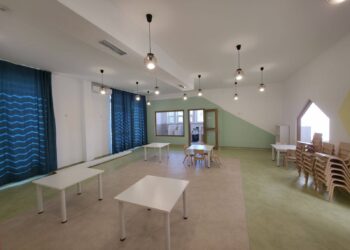 Увид на заменик-министерот Велковски и градоначалникот Сарамандов во завршните активности пред пуштањето во употреба на доградениот објект на ДГ „Сончогледи“