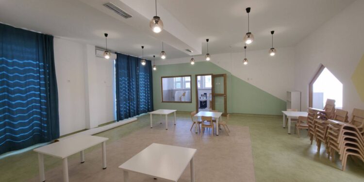 Увид на заменик-министерот Велковски и градоначалникот Сарамандов во завршните активности пред пуштањето во употреба на доградениот објект на ДГ „Сончогледи“