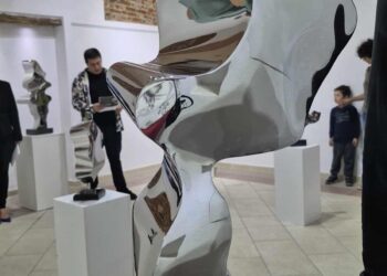 „Реконфигурација“ на Милошески- скулптури што зборуваат со светлина и одрази отворија нова димензија во „Aмам“