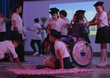 Културен мост на различности: „Пат околу светот за 80 минути“- танцов спектакл што ги допре гевгеличани