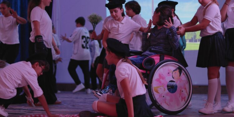 Културен мост на различности: „Пат околу светот за 80 минути“- танцов спектакл што ги допре гевгеличани