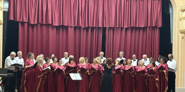 Музика што ги поврзува градовите: Хорот „Вардар“ ја донесе убавината на Вардарската турнеја во Гевгелија