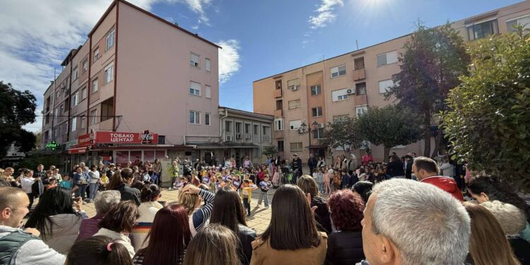 „Јас сум дете – ги знам моите права“: Весел музички хепенинг на плоштадот во Гевгелија приреден од најмалите во ЈОУДГ „Детска радост“