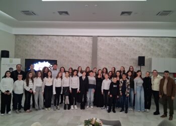 Мост на ученичка инспирација и професорска креативност – „Многугласие“ ја слави силата на поетската реч