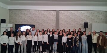 Мост на ученичка инспирација и професорска креативност – „Многугласие“ ја слави силата на поетската реч