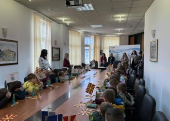 Традиционална честитка од дечињата во ЈОУДГ „Детска радост“ за Општинскиот празник – 7 Ноември