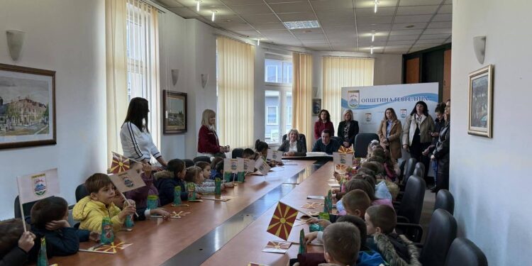 Традиционална честитка од дечињата во ЈОУДГ „Детска радост“ за Општинскиот празник – 7 Ноември