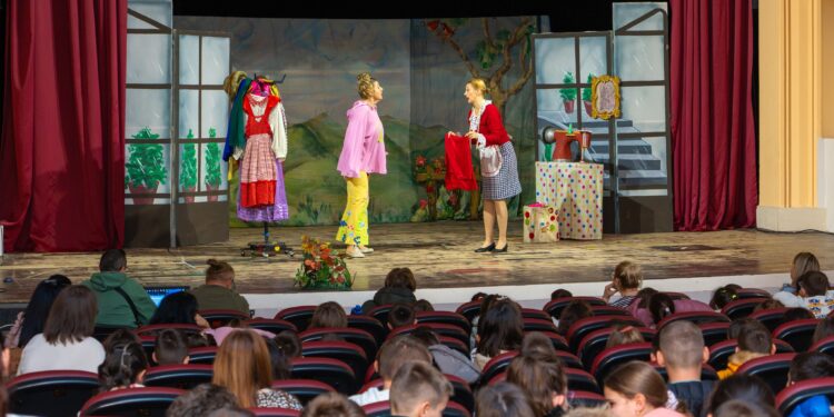 „Црвенкапа“ на НУ Театар за деца и младинци го освои гевгелискиот публикум- овации и полна сала на Народниот театар