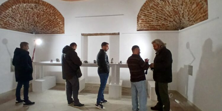 Кога каменот станува пејзаж: визуелниот свет на Иван Кал’чев претставен со изложбата  „Суисеки“