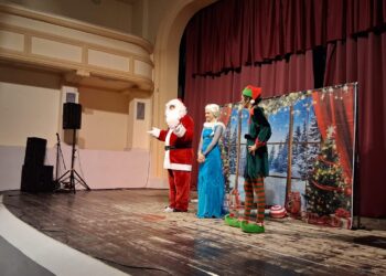 Елза, Дедо Мраз, Елф и децата како херои: новогодишната театарска магија на „Арториум“ во Гевгелија