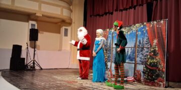 Елза, Дедо Мраз, Елф и децата како херои: новогодишната театарска магија на „Арториум“ во Гевгелија